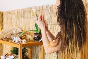 alt="Natural hair growth remedies using onion juice, fenugreek seeds, aloe vera, and curry leaves"